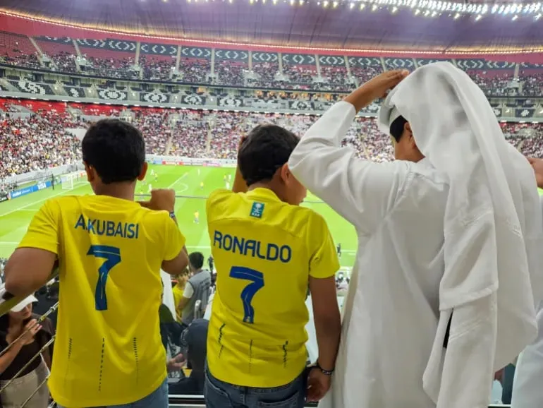 Trẻ em hâm mộ Ronaldo trên sân bóng. Ảnh: GETTY. suc-quyen-ru-cua-sieu-sao-ronaldo-va-ban-thang-thu-915 (1).jpg