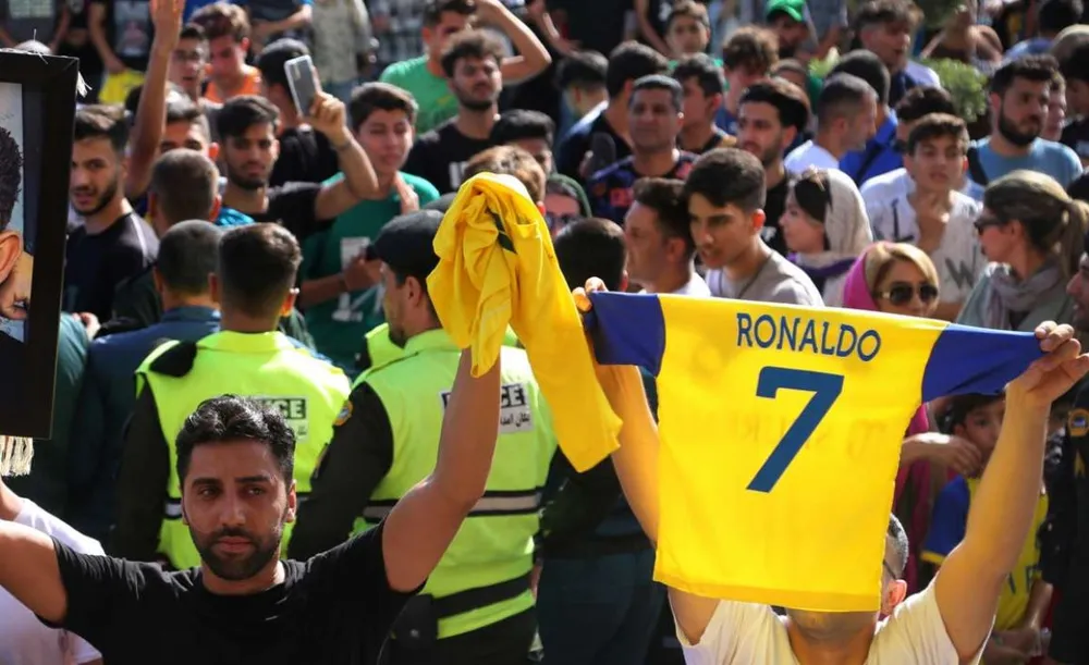 Đông đảo khán giả có mặt tại sân Al Bayt để tận mắt chứng kiến Siêu sao Ronaldo chơi bóng. Ảnh: GETTY. Siêu sao Ronaldo