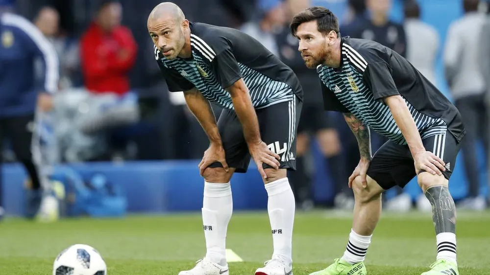 Messi và Mascherano từng khoác chung màu áo tuyển Argentina. Ảnh: GETTY. dong-doi-cu-mascherano-chinh-thuc-huan-luyen-sieu-sao-messi (2).jpg