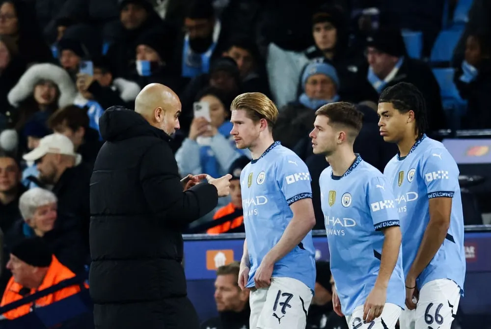 Pep bị cho là sai lầm khi thay cùng lúc 3 cầu thủ vào sân. Ảnh: GETTY. thay-tro-hlv-pep-guardiola-bi-ton-hai-nghiem-trong (5).jpg
