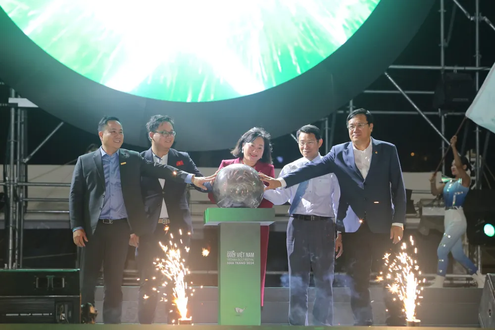 nguoi-dan-doi-mua-thuong-thuc-khai-mac-le-hoi-golf-viet-nam-nha-trang-2024 (2).jpg