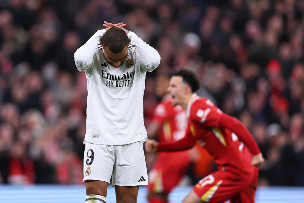 Tiền đạo Mbappe đau khổ sau khi sút hỏng phạt đền. Ảnh: GETTY. tiền đạo Mbappe