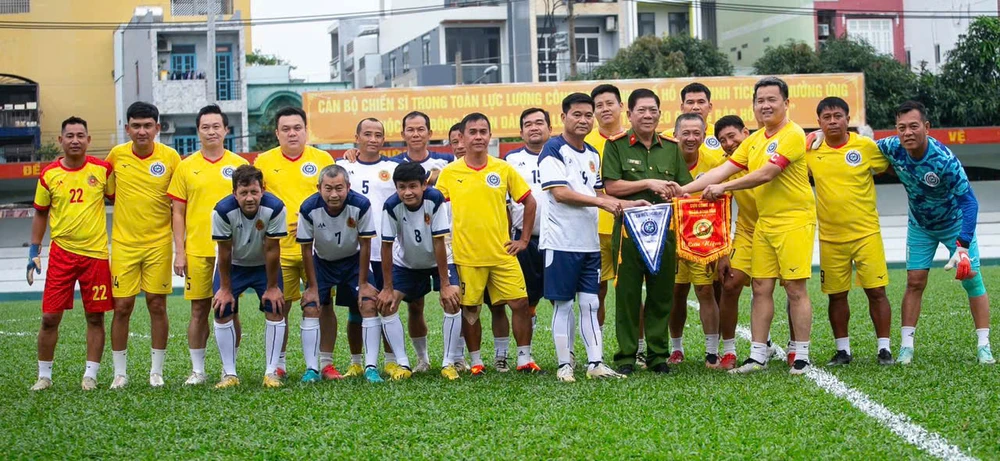 ra-mat-doi-bong-da-cuu-cong-an-quan-binh-tan (2).jpg