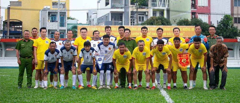 ra-mat-doi-bong-da-cuu-cong-an-quan-binh-tan (3).jpg