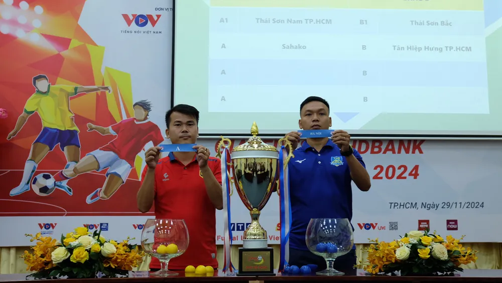 Đại diện các đội bóng bốc thăm chia bảng. hon-400-trieu-dong-cho-cuoc-choi-lon-futsal-hdbank-cup-quoc-gia-2024 (4).jpg