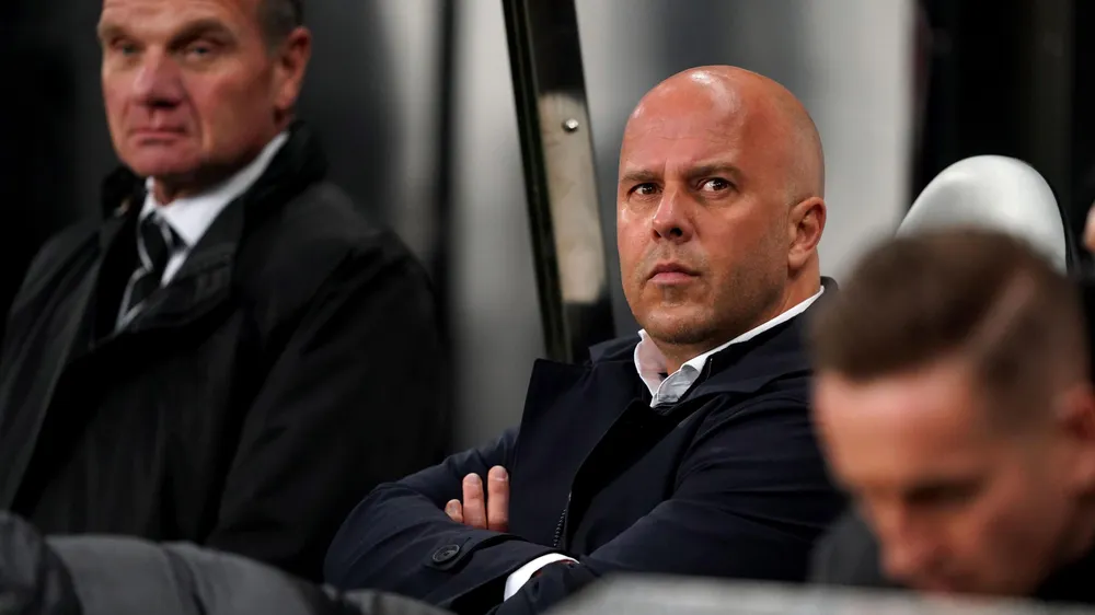 hlv-arne-slot-va-loi-canh-bao-liverpool-o-san-st-james-park (1).jpg