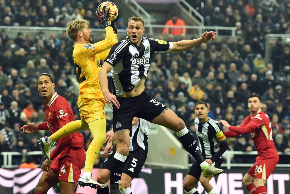 hlv-arne-slot-va-loi-canh-bao-liverpool-o-san-st-james-park (2).jpg