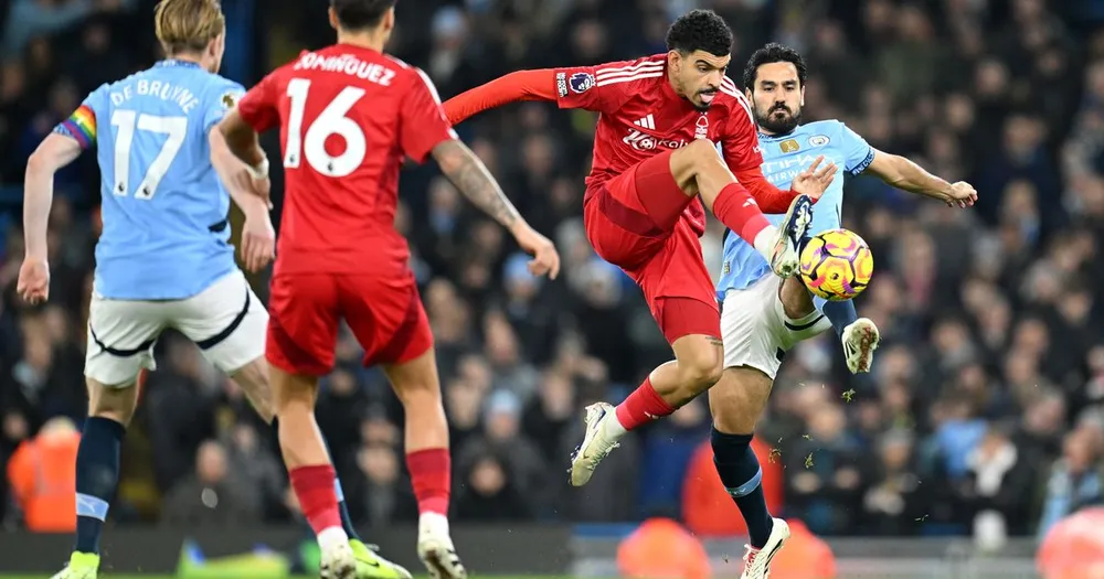 nu-cuoi-tro-lai-voi-hlv-pep-guardiola (2).jpg