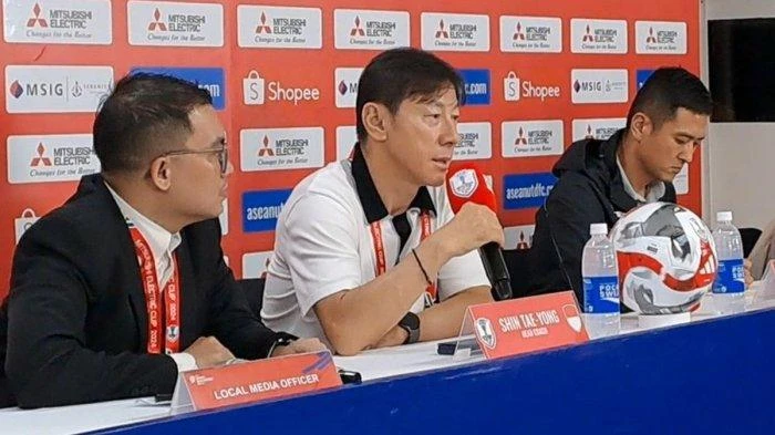 doi-tuyen-indonesia-di-may-bay-thuong-mai-sang-ha-noi-hlv-shin-tae-yong-xin-loi (3).jpg