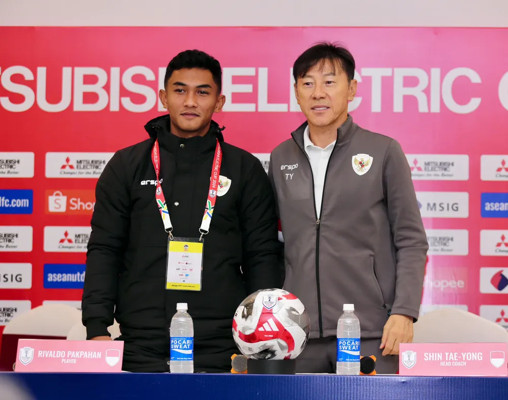 hlv-kim-sang-sik-doi-thang-indonesia-dan-anh-shin-tae-yong-bi-quan (1).jpg