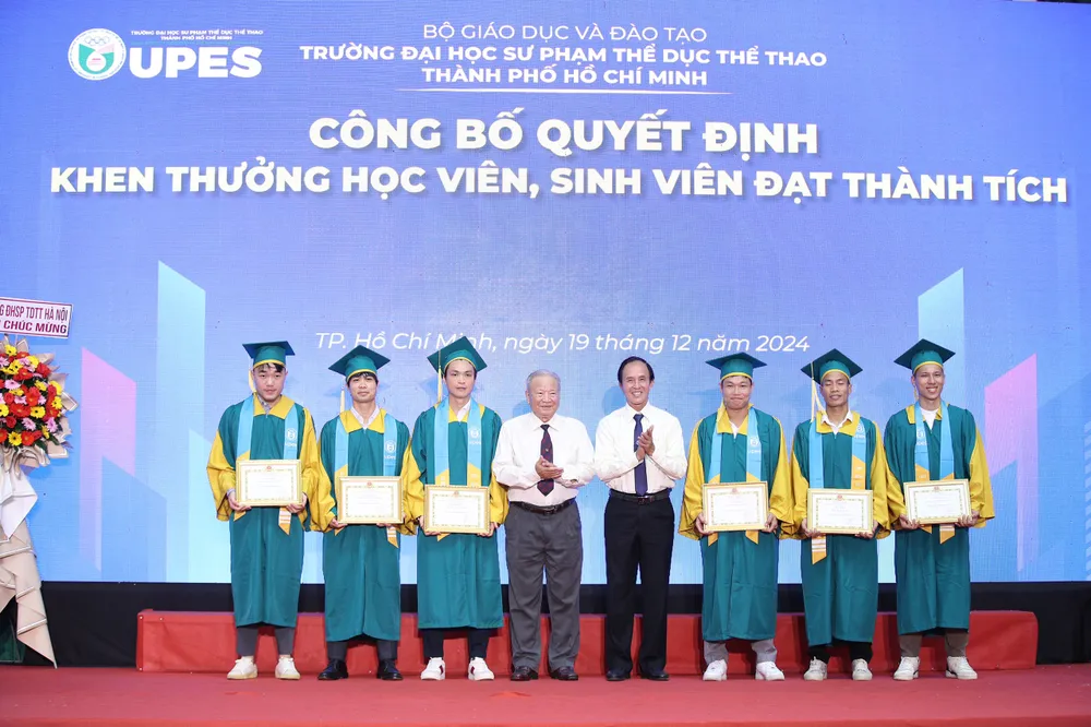 xuc-dong-vo-cua-co-hlv-duong-minh-ninh-nhan-bang-cu-nhan-thay-cho-chong (1).jpg