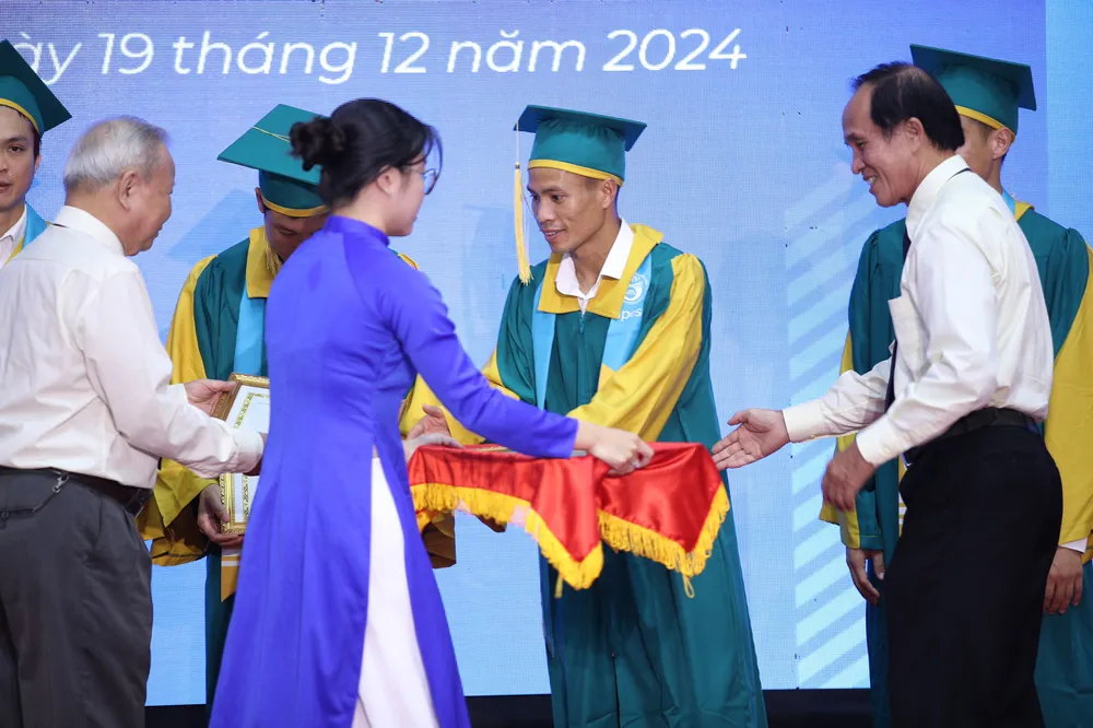 xuc-dong-vo-cua-co-hlv-duong-minh-ninh-nhan-bang-cu-nhan-thay-cho-chong (2).jpg