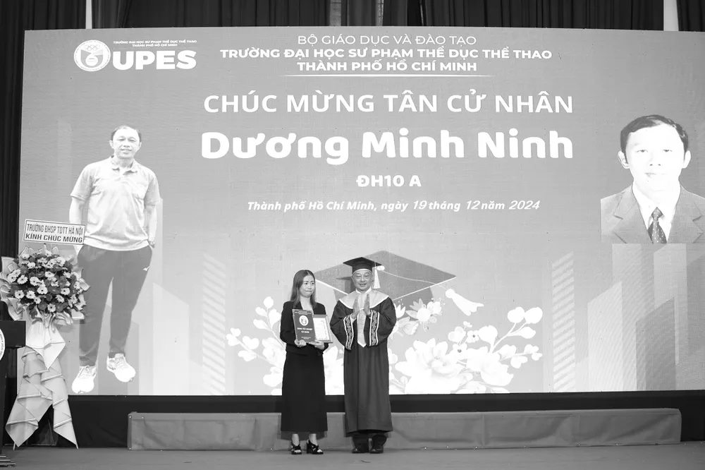 xuc-dong-vo-cua-co-hlv-duong-minh-ninh-nhan-bang-cu-nhan-thay-cho-chong (3).jpg