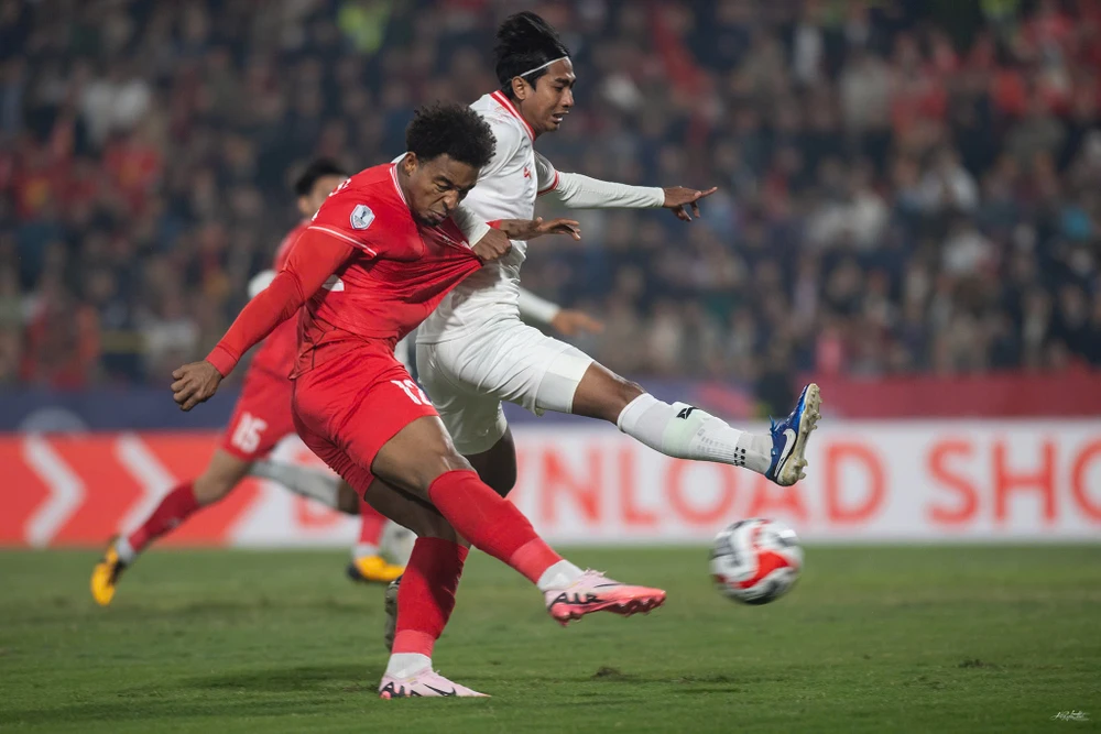 nguyen-xuan-son-vien-ngoc-brazil-toa-sang-trong-mau-ao-tuyen-viet-nam (2).jpg