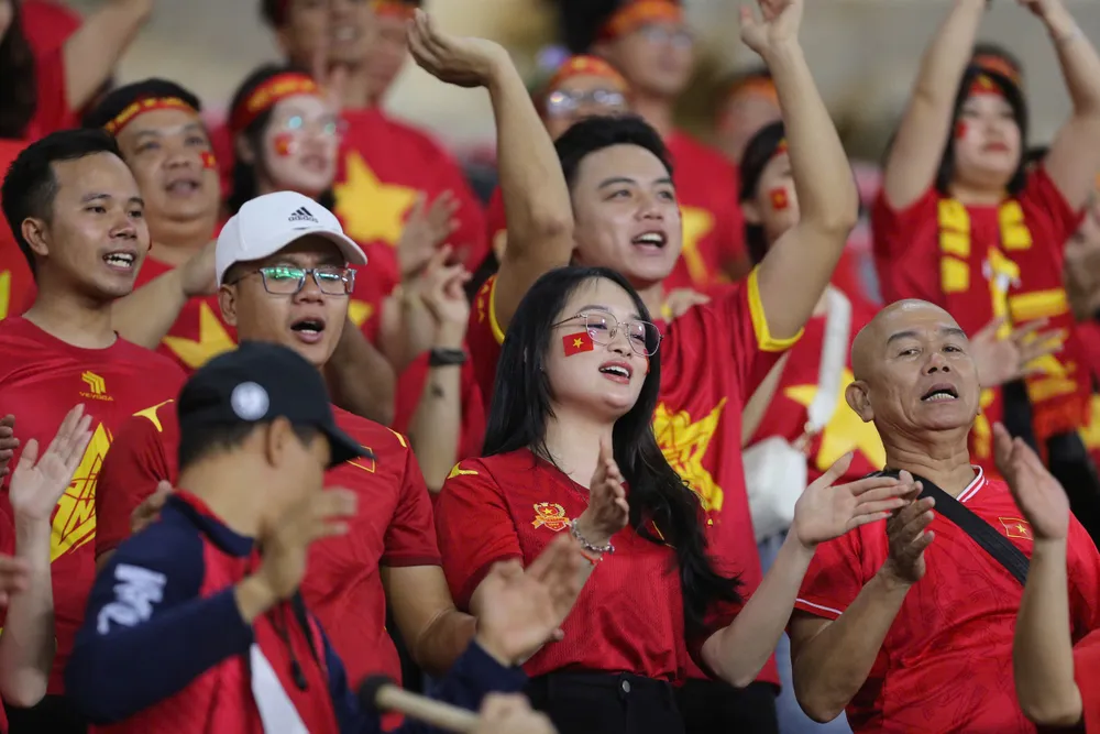 Các cổ động viên cuồng nhiệt luôn sát cánh bên đội tuyển Việt Nam. Ảnh: AP. doi-truong-duy-manh-va-dau-an-tren-tuyen-viet-nam (1).jpg