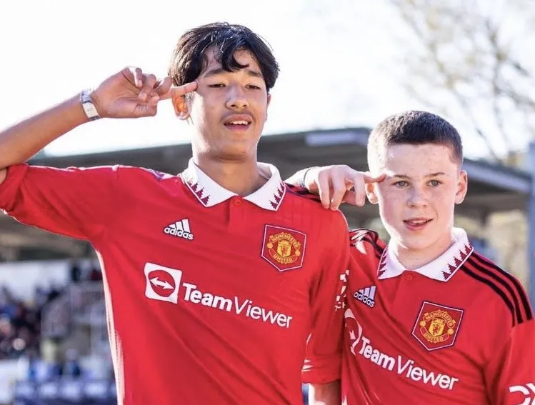 Tài năng trẻ gốc Việt Jariyah Shah gây sốt trong màu áo Man United