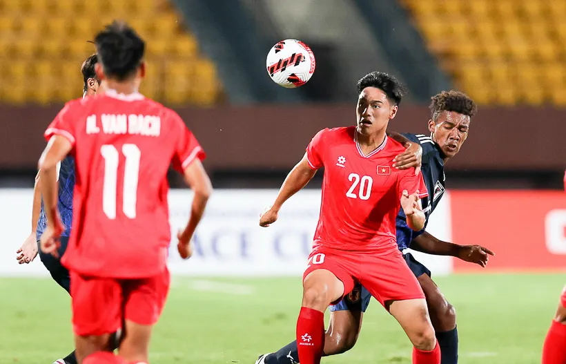 hlv-cristiano-roland-tang-cuong-cau-thu-viet-kieu-cho-giai-chau-a (1).jpg