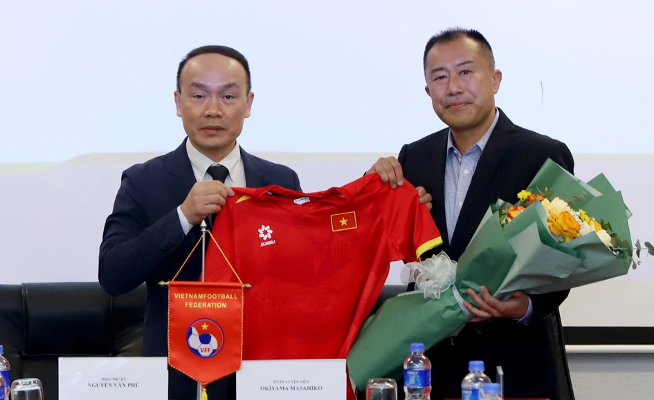 Tổng thư ký VFF Nguyễn Văn Phú ký kết hợp đồng và chúc mừng HLV Okiyama Masahiko với sứ mệnh nâng tầm bóng đá Việt Nam. Ảnh: AN. bóng đá Việt Nam