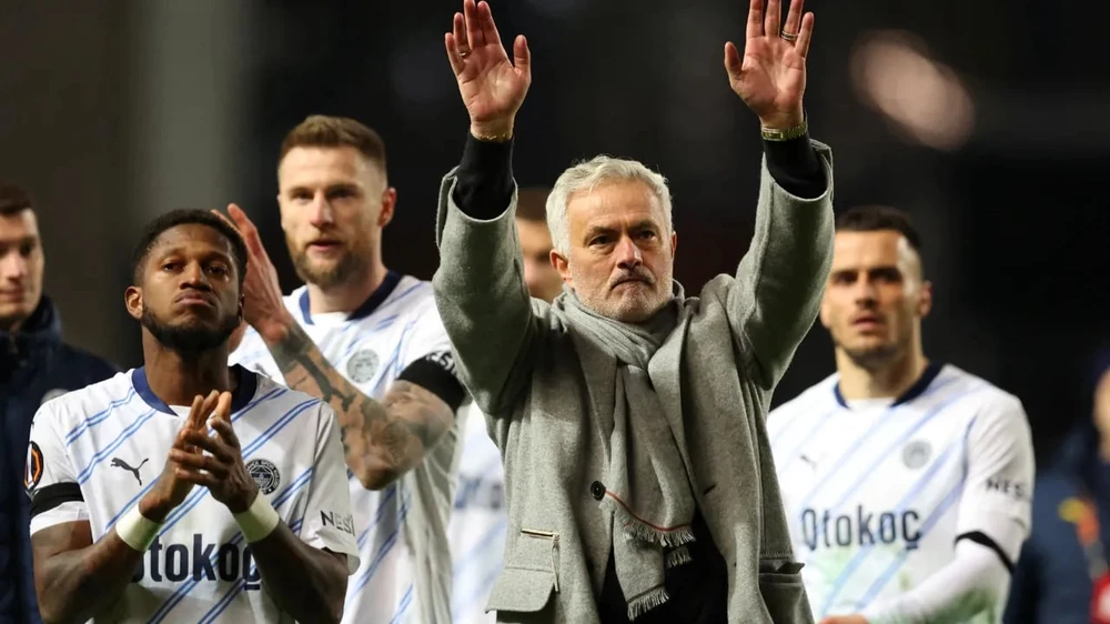 hlv-jose-mourinho-mang-trong-tai-ngao-man-khi-bo-qua-3-qua-phat-den (2).jpg