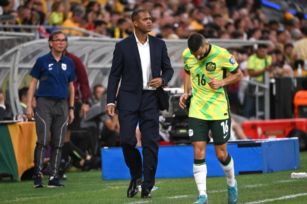 HLV Kluivert thay đổi hàng thủ vốn đã ổn định của Indonesia cũng là một phần nguyên nhân của thất bại. Ảnh: GETTY. hlv-kluivert-giac-mo-va-tri-tuong-tuong-cua-doi-tuyen-indonesia (2).jpg