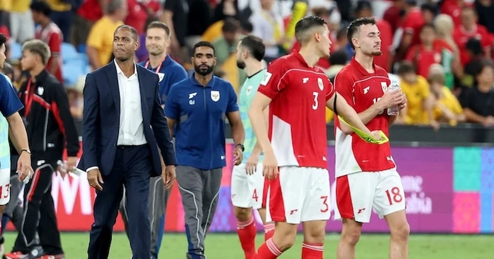 HLV Kluivert bị kêu gọi từ chức sau trận ra mắt thua nặng của Indonesia. Ảnh: GETTY. Đội tuyển Indonesia