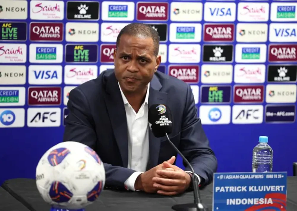 Câu hỏi lớn chờ hồi đáp của HLV Patrick Kluivert là có nên thay đổi cách chơi cho đội tuyển Indonesia. Ảnh: GETTY. doi-tuyen-indonesia-go-ngoi-no-sa-thai-hlv-kluivert (1).jpg