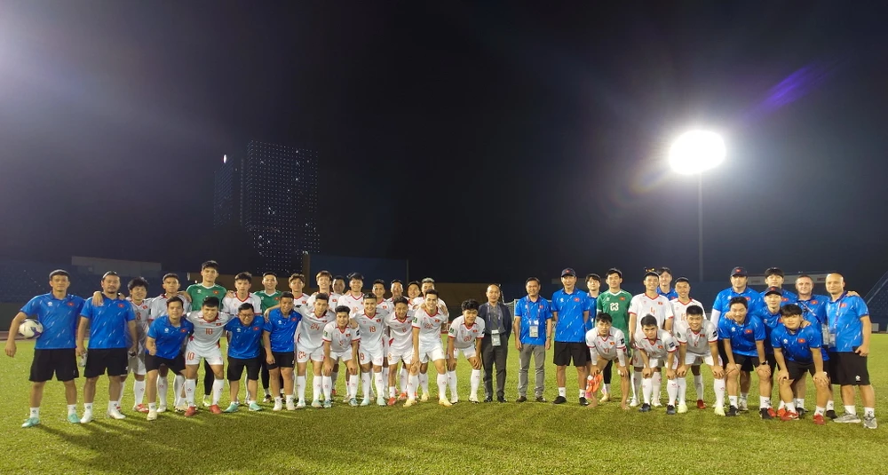 Lãnh đạo VFF động viên thầy trò ông Kim trong buổi tập cuối cùng đêm 24-3 trên sân Gò Đậu. hlv-kim-sang-sik-tung-doi-hinh-manh-nhat-cua-tuyen-viet-nam-tiep-khach-lao (9).jpg