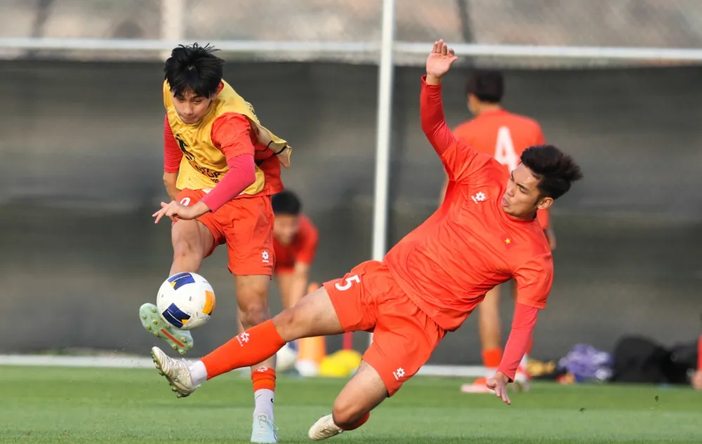 doi-tuyen-u-17-viet-nam-mot-mat-mot-con-voi-uae (1).jpg