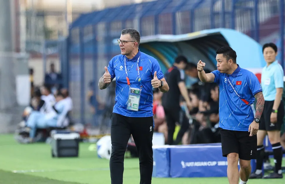 doi-tuyen-u-17-viet-nam-mot-mat-mot-con-voi-uae (2).jpg