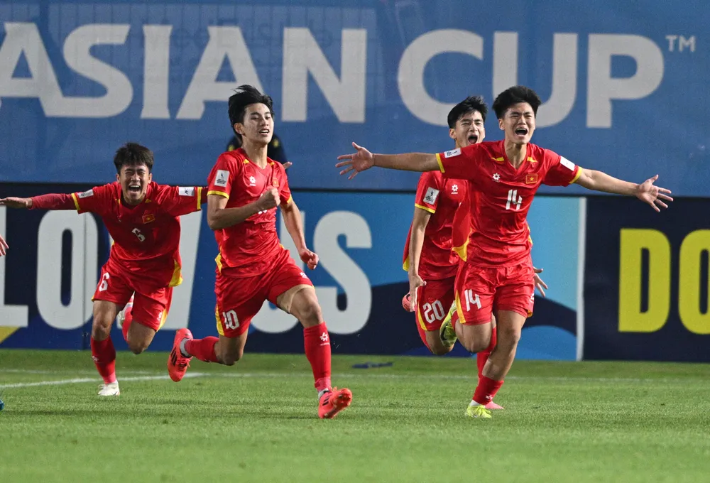 doi-tuyen-u-17-viet-nam-mot-mat-mot-con-voi-uae (4).jpg