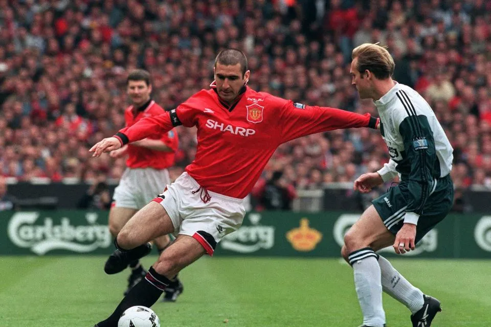 cantona-cong-kich-du-doi-clb-manchester-united (1).jpg