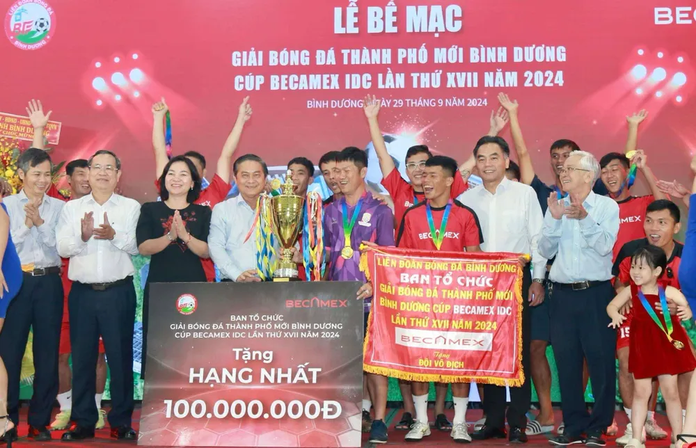 giai-phui-ky-luc-o-thanh-pho-moi-binh-duong (3).jpg