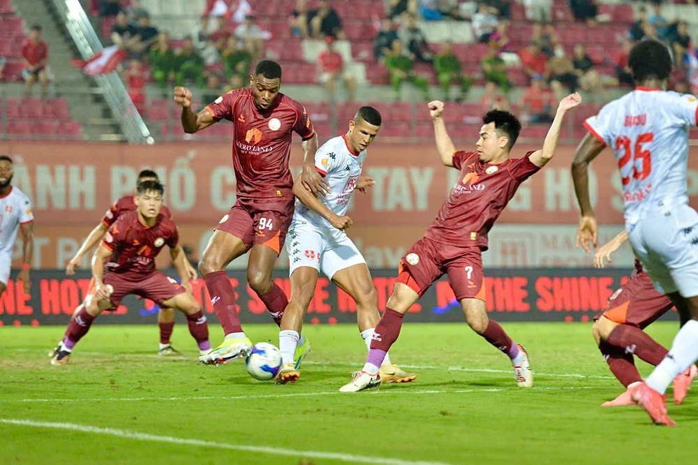 Bình Định đang có dấu hiệu đuối sức và khó lòng kiềm chế HA Gia Lai ở vòng 21 V-League. Ảnh: ANH PHƯƠNG. vong-21-v-league-ruc-lua-cuoc-dua-vo-dich-va-tru-hang (2).jpg