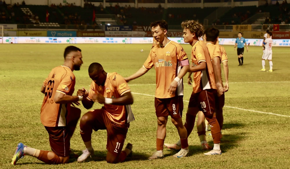 Brandao là tác giả của bàn thắng vào lưới Hải Phòng đang rất hưng phấn ở chuyến làm khách Bình Định. Ảnh: CCT. ha-gia-lai-va-duyen-no-voi-binh-dinh (3).jpg