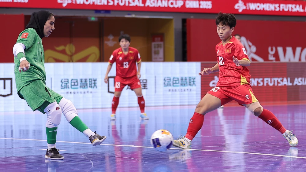 Đương kim vô địch Iran và tuyển futsal nữ Việt Nam cầm chân nhau không bàn thắng. Ảnh: CCT. tuyển Việt Nam
