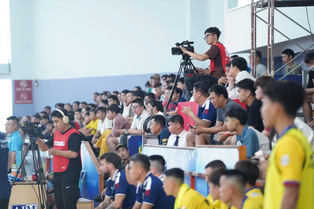 Đông đảo người xem trẻ ở nhà thi đấu Cầu Giấy. thai-son-nam-vo-dich-nua-mua-va-suc-lan-toa-cua-giai-futsal-vo-dich-quoc-gia (2).jpg