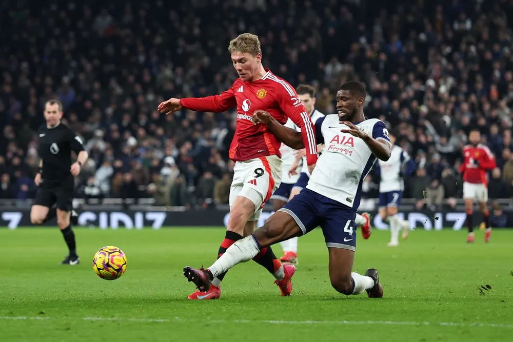 Hojlund khó lòng ở lại Old Trafford khi MU rao bán mọi cầu thủ. Ảnh: GETTY. soc-mu-rao-ban-moi-cau-thu-bruno-san-sang-ve-saudi-arabia (1).jpg