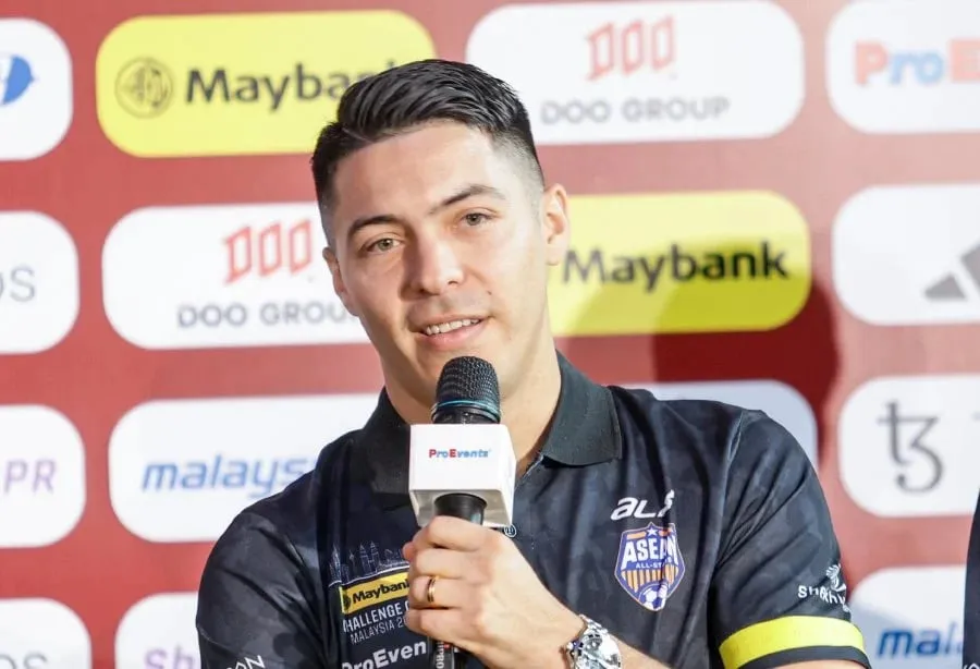 hlv-kim-sang-sik-muon-giup-hoc-tro-danh-bai-clb-manchester-united (3).jpg