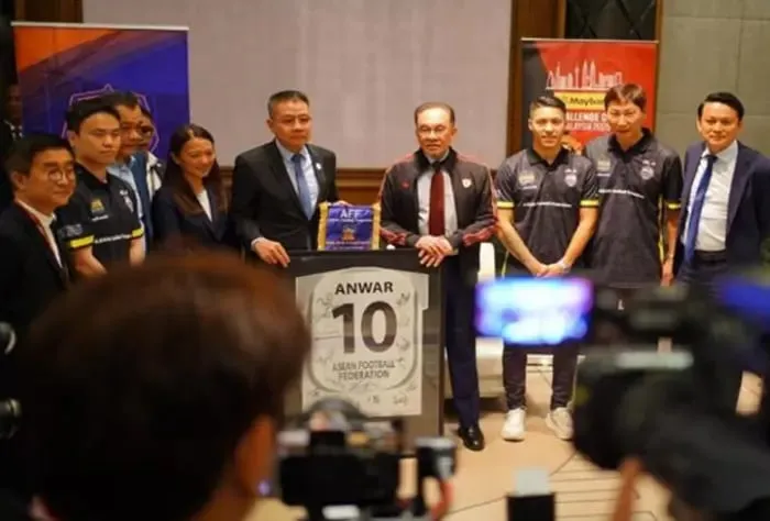 hlv-kim-sang-sik-muon-giup-hoc-tro-danh-bai-clb-manchester-united (4).jpg