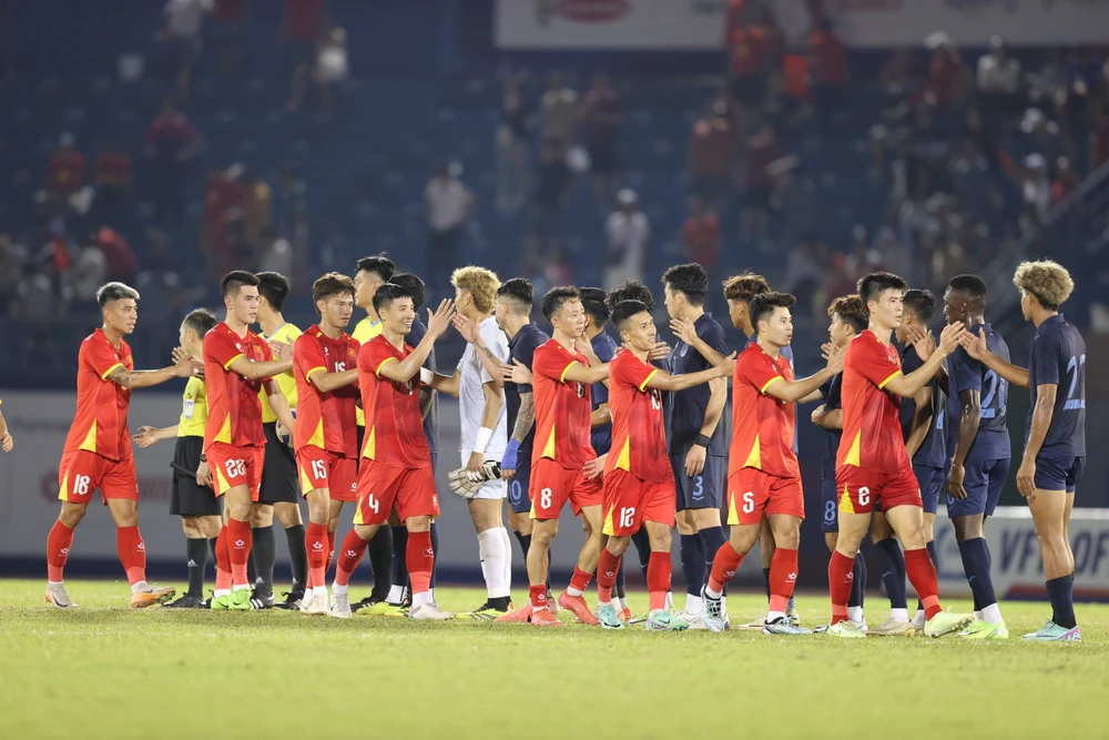 tran-cau-dang-nho-giua-cac-ngoi-sao-dong-nam-a-va-manchester-united (4).jpg