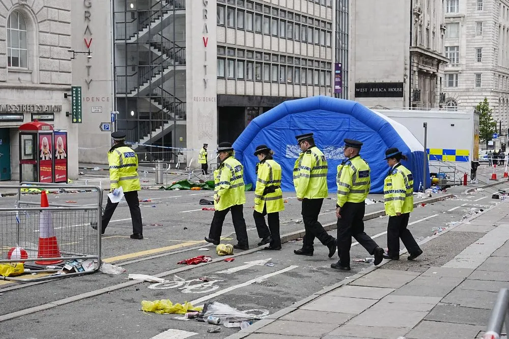 am-anh-kinh-hoang-le-mung-liverpool-vo-dich-premier-league (1).jpg