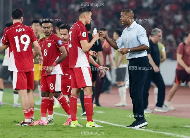 HLV Patrick Kluivert và các học trò Indonesia làm khách ở Nhật Bản với một tâm thế thoải mái. Ảnh: EPA. doi-tuyen-indonesia-muon-gay-dia-chan-tren-san-nha-nhat-ban (1).jpg