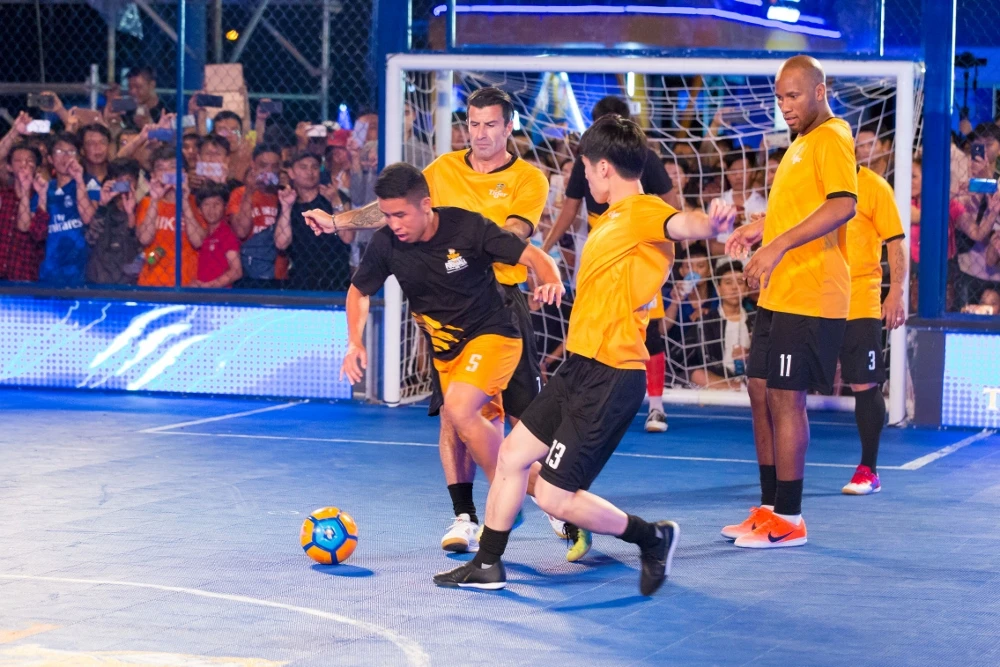 ngay-hoi-bong-da-duong-pho-tro-lai-tp-hcm-sau-6-nam (1).jpeg