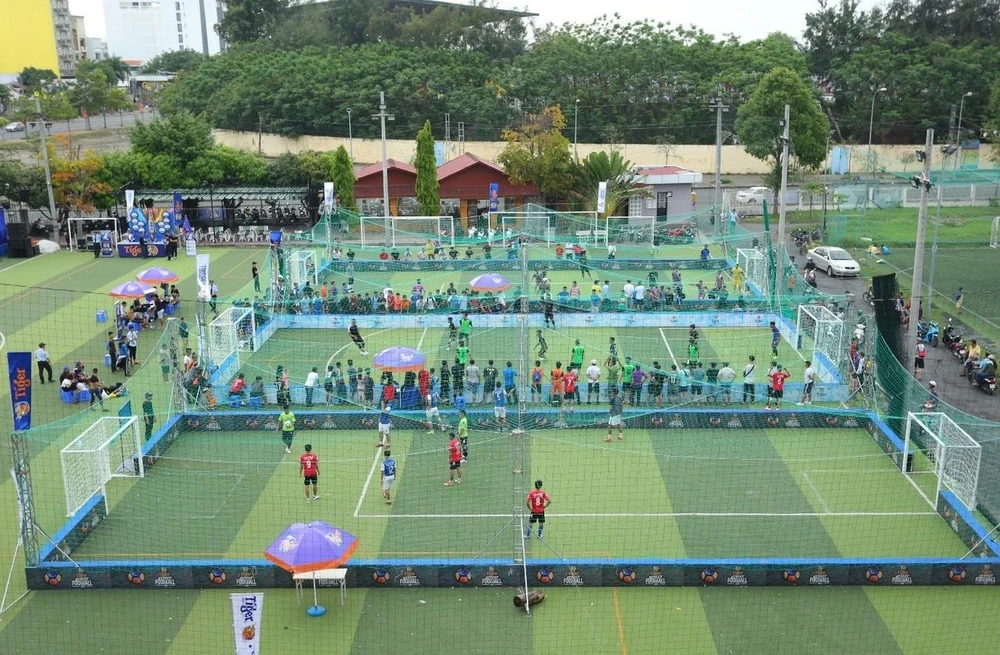 ngay-hoi-bong-da-duong-pho-tro-lai-tp-hcm-sau-6-nam (1).jpg