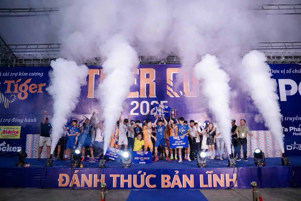 bat-ngo-nhung-ngay-hoi-bong-da-duong-pho-cuong-nhiet-tro-lai (1).jpg