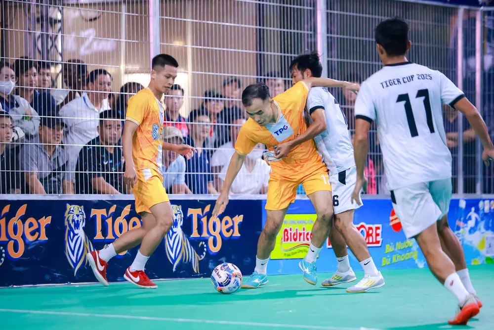 bat-ngo-nhung-ngay-hoi-bong-da-duong-pho-cuong-nhiet-tro-lai (6).jpg