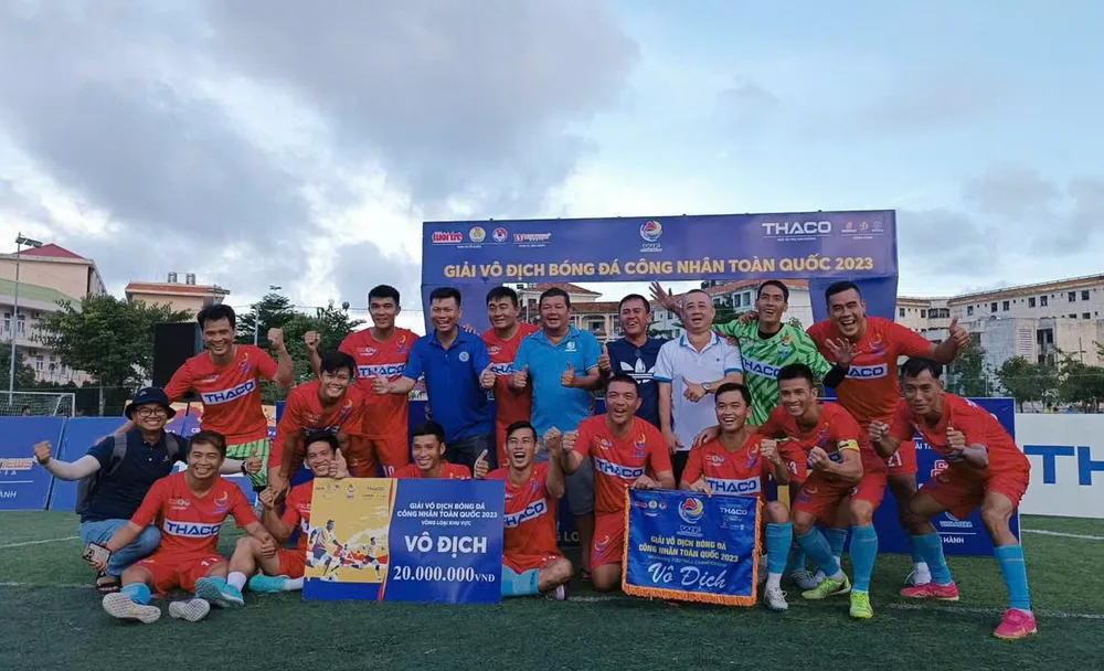 bao-tuoi-tre-tung-bung-voi-giai-bong-da-cong-nhan-vien-chuc-mua-3 (4).jpg