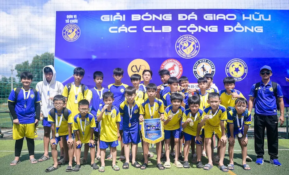 le-hoi-bong-da-cong-dong-va-nghia-cu-dep-sau-san-co (7).jpg