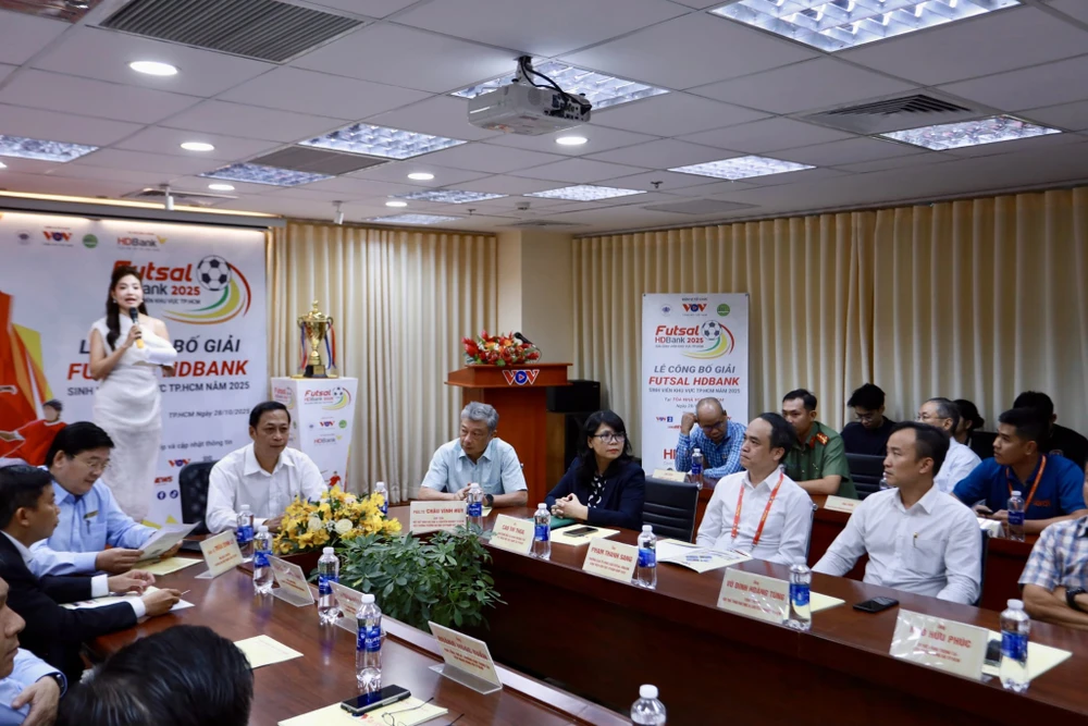 sinh-vien-12-truong-dai-hoc-tranh-1-chiec-cup (3).jpg