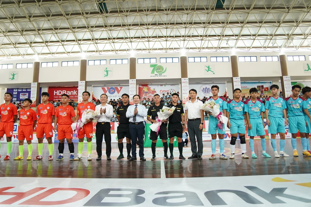 ruc-ro-sac-mau-va-kich-tinh-giai-futsal-sinh-vien-khu-vuc-tp-hcm (1).JPG
